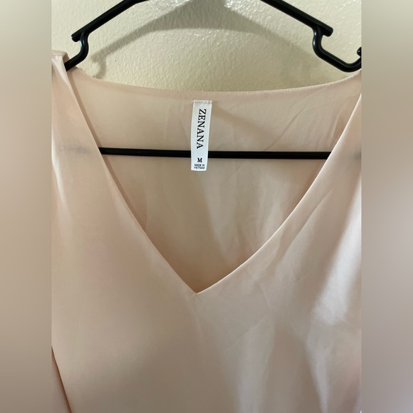 ✨Zenana Short Sleeve Vneck Nude Blouse Size M - Picture 3 of 8